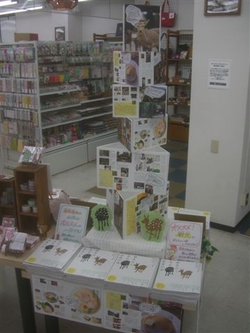 「歩きたくなる奈良の本」フェア開催中！<br>パネルの写真タワーが目印です。