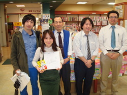  奈良・西大寺出身の作家・浜口倫太郎氏が西大寺店にご来店くださいました。