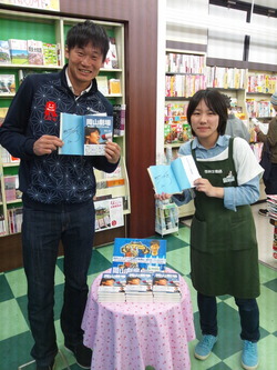  奈良クラブの岡山一成選手が、 新大宮店と奈良三条店にご来店されました。